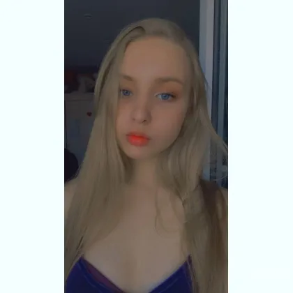 Дуже дуже хитра лисичка шукає пригод.